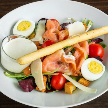 Salade César de la mer avec saumon L'escale des Docks Marseille